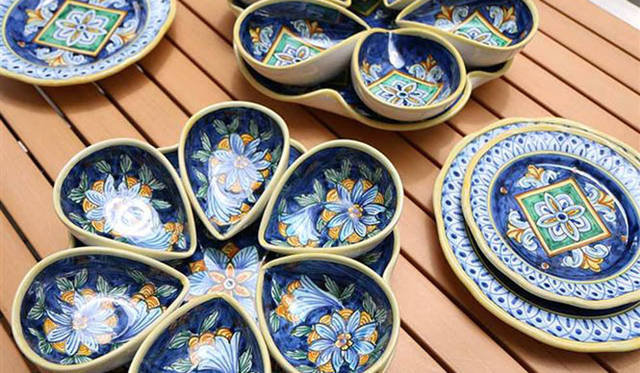 <strong>MEISTERWERK｜マイスタヴェルク</strong><br />マイスタヴェルクフーズ元麻布店「うつわフェア」　イタリア・アマルフィ海岸の東端にある陶芸の一大拠点であるヴィエトリで作られた食器も展示