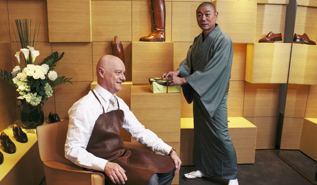 「ジョンロブ丸の内店」にて、履きもの匠「祇園ない藤」内藤誠治さんと、ジョンロブ・マスターラストメーカーのフランソワ・マドニーニ氏