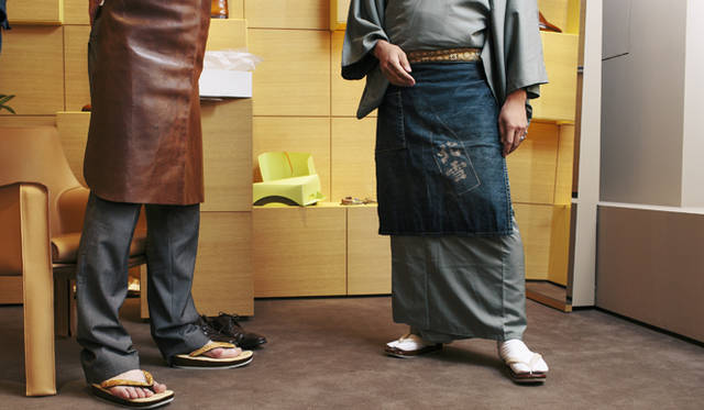 フランソワが注文した草履をフィッティング