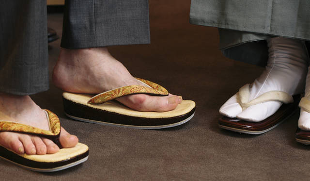 フランソワが注文した草履をフィッティング
