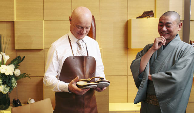 草履を手にするフランソワ・マドニーニ氏