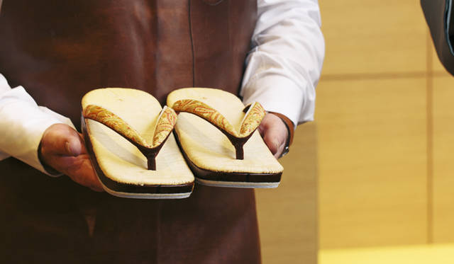 草履を手にするフランソワ・マドニーニ氏