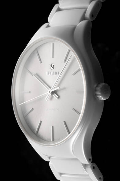 <strong>ラドー ニュートゥルー</strong> <br /><br />ケース｜ハイテクセラミックス<br /> 直径｜40.1mm<br />厚さ｜10.4mm<br />ムーブメント｜自動巻き（Cal.C07.611）<br /> ストラップ｜ハイテクセラミックス<br />防水｜50ｍ<br />発売時期｜2015年夏予定<br />価格｜19万4400円<br />