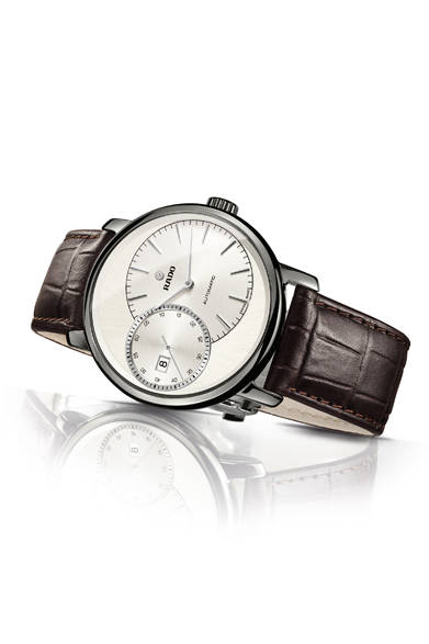 <strong>ダイヤマスター グランドセコンド</strong><br/>ケース｜プラズマハイテクセラミックス<br />直径｜43mm<br />厚さ｜11.8mm<br />ムーブメント｜自動巻き（Cal.2899）<br />機能｜日付表示<br />ストラップ｜ブラウンレザー<br />防水｜10気圧<br />発売時期｜2015年秋予定<br />予価｜31万3200円<br />