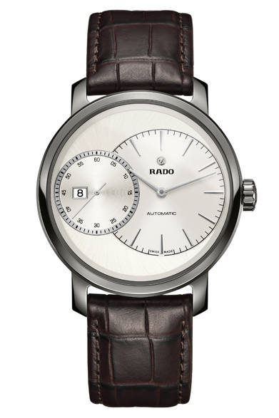 <strong>ダイヤマスター グランドセコンド</strong><br />ケース｜プラズマハイテクセラミックス<br />直径｜43mm<br />厚さ｜11.8mm<br />ムーブメント｜自動巻き（Cal.2899）<br />機能｜日付表示<br />ストラップ｜ブラウンレザー<br />防水｜10気圧<br />発売時期｜2015年秋予定<br />予価｜31万3200円<br />