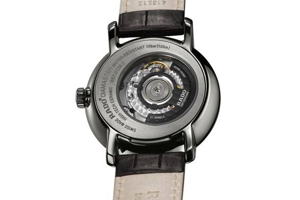 <strong>ダイヤマスター グランドセコンド</strong><br />ケース｜プラズマハイテクセラミックス<br />直径｜43mm<br />厚さ｜11.8mm<br />ムーブメント｜自動巻き（Cal.2899）<br />機能｜日付表示<br />ストラップ｜ブラウンレザー<br />防水｜10気圧<br />発売時期｜2015年秋予定<br />予価｜31万3200円<br />