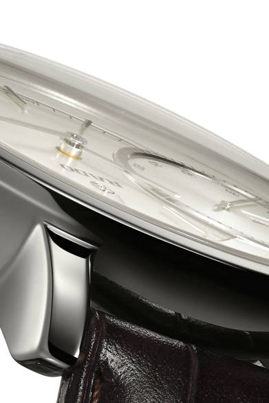 <strong>ダイヤマスター グランドセコンド</strong><br />ケース｜プラズマハイテクセラミックス<br />直径｜43mm<br />厚さ｜11.8mm<br />ムーブメント｜自動巻き（Cal.2899）<br />機能｜日付表示<br />ストラップ｜ブラウンレザー<br />防水｜10気圧<br />発売時期｜2015年秋予定<br />予価｜31万3200円<br />