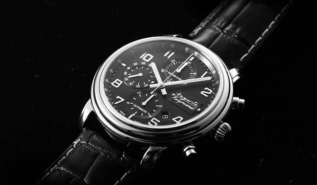 <strong>コットンクラブ クロノグラフ</strong><br />ケース｜ステンレススチール<br />直径｜42.8mm<br />厚さ｜14.7mm<br />ムーブメント｜自動巻き（AR1350）<br />機能｜クロノグラフ（30分積算計、12時間積算計）、日付表示<br />ストラップ｜レザー<br />防水｜8気圧<br />発売時期｜2015年秋予定<br />予価｜38万円<br />