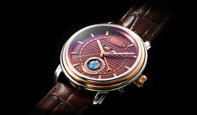 <strong>コットンクラブ ムーンフェイズ</strong><br />ケース｜ステンレススチール（ベゼルの一部をゴールドPVD加工）<br />直径｜42.8mm<br />厚さ｜12.9mm<br />ムーブメント｜自動巻き（Cal.AR 1190）<br />機能｜月表示、曜日表示、日付表示（センターの指針による）、ムーンフェイズ<br />ストラップ｜レザー<br />防水｜8気圧<br />発売時期｜2015年秋予定<br />予価｜36万円<br />