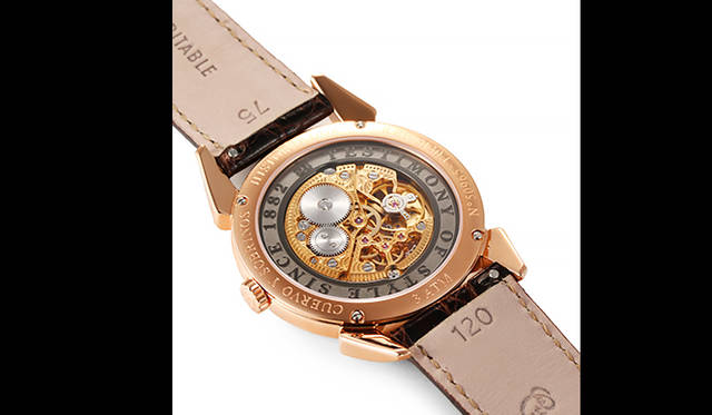 <strong>ヒストリアルドール スケレッテ</strong><br />ケース｜18K ピンクゴールド（5N）<br />直径｜40mm<br />厚さ｜6.2mm<br />ムーブメント｜手巻き（Cal.2052）<br />ストラップ｜アリゲーター<br />防水｜3気圧<br />限定数｜44本<br />発売時期｜2015年秋予定<br />予価｜199万8000円<br />