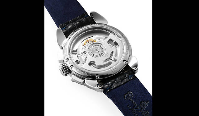 <strong>ヒストリアドール ヴェロ</strong><br />ケース｜ステンレススチール<br />直径｜44mm<br />厚さ｜13.65mm<br />ムーブメント｜自動巻き（Cal.8120）<br />機能｜クロノグラフ（30分積算計）、第2時間帯表示（センターの24時間針による）、日付表示<br />ストラップ｜アリゲーター＋アルカンタラ<br />防水｜3気圧<br />発売時期｜2015年秋予定<br />予価｜95万400円<br />