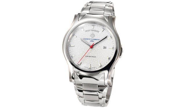 <strong>ロブスト デイデイト “チャーチル”</strong><br />ケース｜ステンレススチール＋チタニウム<br />直径｜43mm<br />厚さ｜12.45mm<br />ムーブメント｜自動巻き（Cal.2834-2）<br />機能｜曜日表示、日付表示<br />ブレスレット｜ステンレススチール<br />防水｜10気圧<br />限定数｜200本<br />発売時期｜2015年秋予定<br />予価｜52万9200円<br />