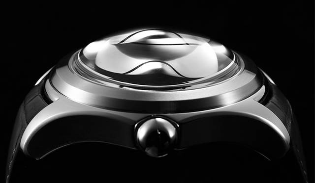 <strong>ヘリテージ バブル</strong><br />ケース｜ステンレススチール<br />直径｜47mm<br />厚さ｜18.8mm（うち、風防の厚み8mm）<br />ムーブメント｜自動巻き（Cal.CO 082）<br />ストラップ｜アリゲーター<br />防水｜10気圧<br />発売時期｜6月予定<br />予価｜127万4400円<br />