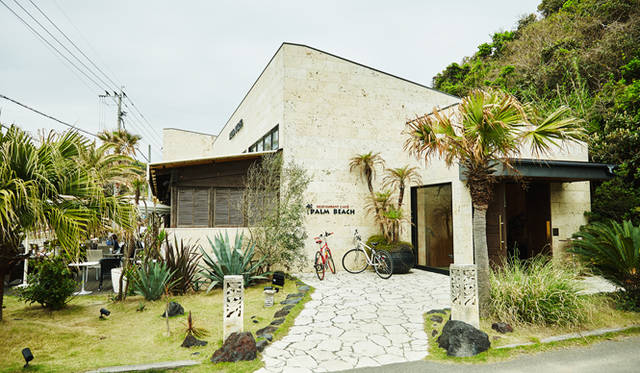 福岡のリゾートスポットとして人気の「PALM BEACH RESTAURANT」。今年で7周年を迎える。優雅な空間と食事が楽しめる。7月には、和食が楽しめるレストランと道の駅も併設される予定<br /><br />PALM BEACH RESTAURANT<br />福岡県福岡市西区西浦286<br />Tel.092-809-1660<br />http://www.beachcafesunset-1990.com/<br />