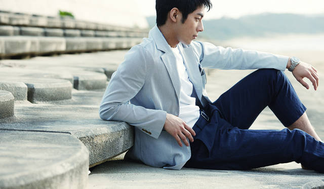 ゴールドのボタンで今季らしいラグジュアリーとリラックスを醸すコードレーンジャケット。大人の夏にふさわしいアイテム<br /><br />ジャケット2万8000円シャツ8500円パンツ1万8000円（EDIFICE/EDIFICE福岡）<br /><br />EDIFICE/EDIFICE福岡<br />Tel.092-733-2230