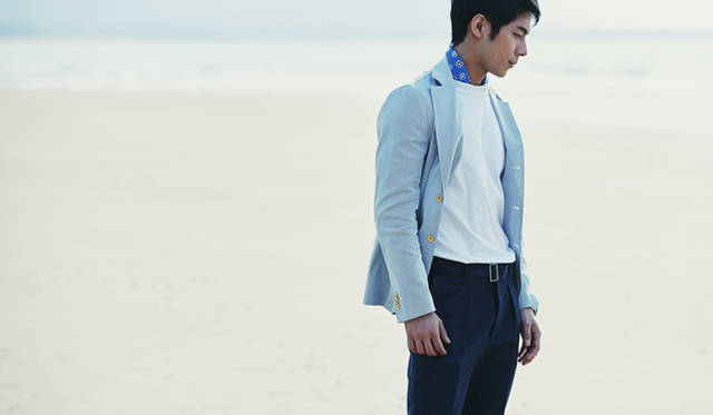 ブルーのストールをあえて見せすぎないのが大人らしい<br /><br />ジャケット2万8000円シャツ8500円パンツ1万8000円（EDIFICE/EDIFICE福岡）、（ストールは私物）<br /><br />EDIFICE/EDIFICE福岡<br />Tel.092-733-2230