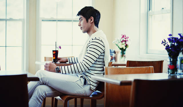 ボーダーのカットソーには、サマーセーターをはおることで、クールなコーデに柔らかいニュアンスがくわわる<br /><br />サマーセーター6296円（nano・universe/nano・universe TOKYO)<br/><br/>nano・universe/nano・universe TOKYO<br/> Tel.03-5456-8172