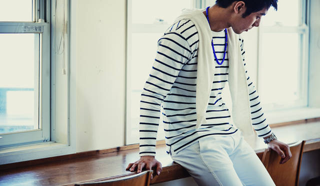 ブルーのネックレスをボーダーのストライプに合わせてみれば、大人のリゾートスタイルがほんのりと色香を放つ。今年の夏、ぜひ試してみたいスタイル<br /><br />ネックレス6018円（nano・universe Ground Floor/ nano・universe TOKYO） ボーダーカットソー3240円、ホワイトパンツ4629円（nano・universe The 1st. Floor/ nano・universe The 1st. Floor ABENO）ベルト7799円（nano・universe/nano・universe TOKYO)<br /><br />nano・universe Ground Floor/ nano・universe TOKYO  <br />Tel.03-5456-8172<br /><br />nano・universe The 1st. Floor/ nano・universe The 1st. Floor ABENO<br />Tel.06-4399-0550