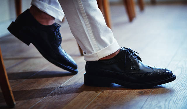 洗練されたスタイリングを完成させるのが、ラグジュアリーなメダリオンシューズ シューズ11万1999円（Tricker’s×nano・universe Library / nano・universe Library TOKYO）<br /><br />Tricker’s×nano・universe Library / nano・universe Library TOKYO<br />Tel.03-5456-9375