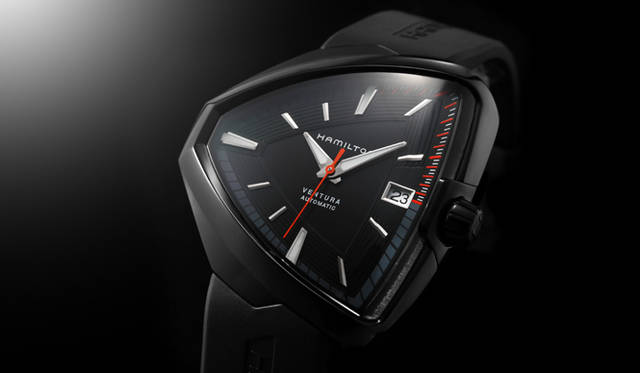 <strong>ベンチュラ 80 オート</strong><br />ケース｜ブラックPVD加工ステンレススチール<br />サイズ｜縦44.6×42.5mm<br />ムーブメント｜自動巻き（Cal.H-10）<br />機能｜日付表示<br />ストラップ｜ブラックラバー<br />防水｜5気圧<br />発売時期｜12月予定<br />価格｜17万3880円<br />