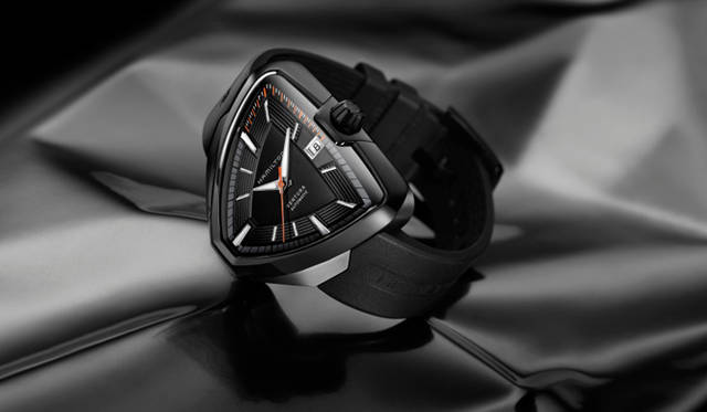 <strong>ベンチュラ エルヴィス 80オート</strong><br />ケース｜ブラックPVD加工ステンレススチール<br />サイズ｜縦44.6×42.5mm<br />ムーブメント｜自動巻き（Cal.H-10）<br />機能｜日付表示<br />ストラップ｜ブラックラバー<br />防水｜5気圧<br />発売時期｜12月予定<br />予価｜17万3880円<br />