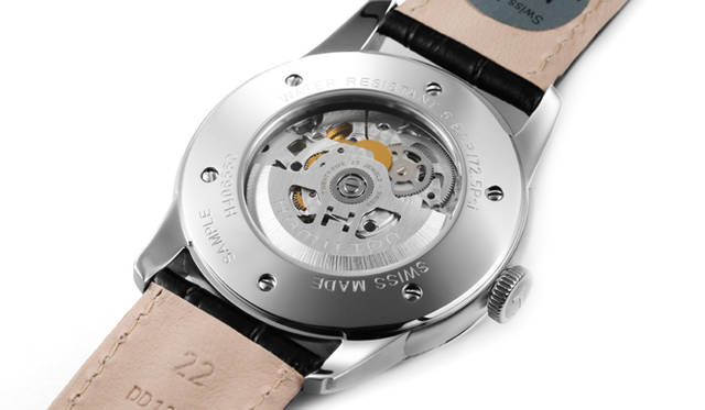 <strong>レイルロード スケルトン</strong><br />ケース｜ステンレススチール<br />直径｜42mm<br />ムーブメント｜自動巻き（Cal.H-10-S）<br />ストラップ｜カーフ<br />防水｜5気圧<br />発売時期｜11月予定<br />予価｜15万9840円<br />＊写真の商品は、サンプルのため、実際の商品と異なる場合があります）