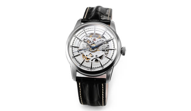 <strong>レイルロード スケルトン</strong><br />ケース｜ステンレススチール<br />直径｜42mm<br />ムーブメント｜自動巻き（Cal.H-10-S）<br />ストラップ｜カーフ<br />防水｜5気圧<br />発売時期｜11月予定<br />予価｜15万9840円<br />