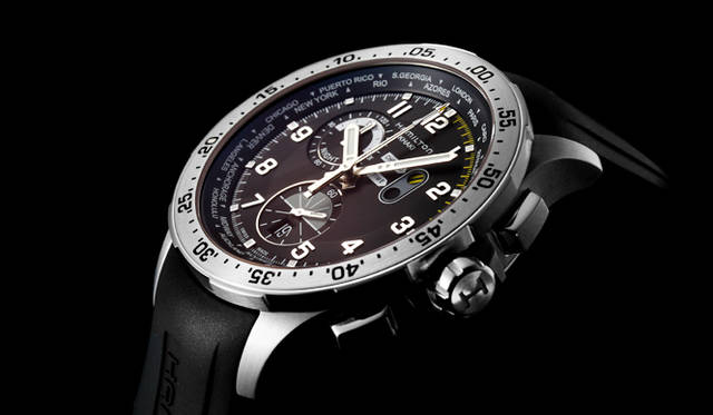 <strong>カーキ クロノ ワールドタイマー</strong><br />ケース｜ステンレススチール<br />直径｜45mm<br />ムーブメント｜クォーツ（Cal.H-41e.）<br />機能｜クロノグラフ（120分積算計）、ワールドタイマー、カウントダウンインデックスを刻んだ回転ベゼル（分針に合わせてカウントダウン計測が行える）、第2時間帯表示、日付表示<br />ストラップ｜ブラックラバー<br />防水｜10気圧<br />発売時期｜11月予定<br />価格｜15万9840円<br />