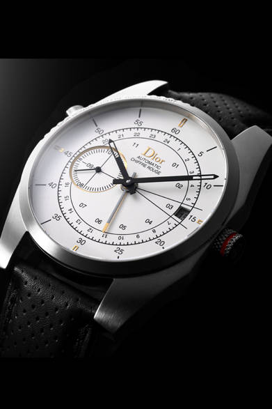 <strong>シフル ルージュ C05</strong><br />ケース｜ステンレススチール<br />直径｜38mm<br />ムーブメント｜自動巻き（Cal.682）<br />ストラップ｜カーフ（表面にパンチ加工）<br />防水｜50ｍ<br />限定本数｜100本（世界限定）<br />発売時期｜10月予定<br />価格｜94万9000円<br />