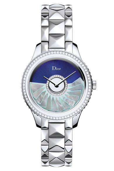 <strong>ディオール ユィット グランバル プリセソレイユ</strong><br />ケース｜ステンレススチール＋ マザーオブパールリング＆ダイヤモンド付きベゼル<br />直径｜36mm<br />ムーブメント｜自動巻き（Cal.ディオール アンヴェルセ）<br />ブレスレット｜ステンレススチール<br />防水｜50ｍ<br />限定数｜888本<br />発売時期｜発売中<br />価格｜292万6000円<br />