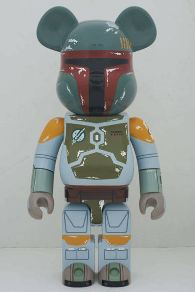 <strong>MEDICOM TOY｜メディコム・トイ</strong><br />「MEDICOM TOY EXHIBITION '15 開催記念商品」［以下すべて6月20日（土）発売予定］BE@RBRICK BOBA FETT™ 1000％（全高約700mm）　頒布価格3万8880円（送料別）　© & ™ Lucasfilm Ltd.