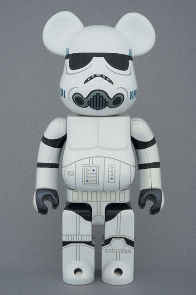 <strong>MEDICOM TOY｜メディコム・トイ</strong><br />BE@RBRICK STORMTROOPER™ CHROME Ver.400％（全高約280mm）　頒布価格8640円　© & ™ Lucasfilm Ltd.