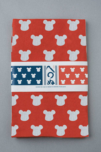 <strong>MEDICOM TOY｜メディコム・トイ</strong><br />BE@RBRICK かまわぬ 手ぬぐい（330mm×1170mm／紺×白もあり）　頒布価格1188円　© かまわぬ