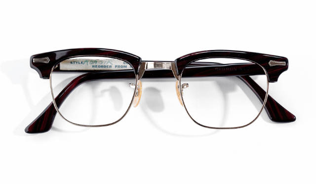 1940年代後期に発売された「RONSIR（ロンサー）」。シューロンの代表的モデルであり、1950年代に起こる「ブロウ」型眼鏡の流行の先がけとなる。当時のゴールドパーツは現在流通している金メッキとは異なる「金張り」という仕様。メッキのように剥がれることなく、耐用年数も長い。何よりも、美しく光を受けて黄金色に反射する。アメリカ製。価格は問合せ（ソラックザーデ Tel. 03-3478-3345）