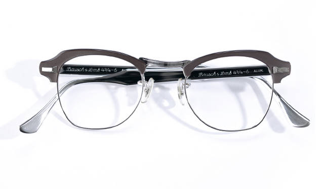 アルミニウムをリムのブロウ部分とテンプル部分にに使用した「ボシュロム」のモデル。ビジネスユースを想定したようなブロウ型の眼鏡も、質感の変化でファッションを強く意識したデザインに見える。宇宙への意識が高まった、時代を背景としたスペイシーなデザイン。アメリカ製。価格は問合せ（ソラックザーデ Tel. 03-3478-3345）