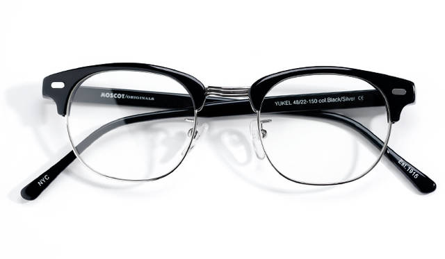 1915年に創業したニューヨークの老舗「モスコット」は、ウッディ・アレンやクラーク・ケントなどの著名人に愛されたことでも有名。'60年代に作られたモデル「YUKEL」は、このブランドの定番。流れるような美しいブロウ型のフレームは、身につける人に知的な印象を与える。3万240円（MOSCOT Tokyo Tel. 03-6434-1070）