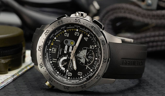 <strong>カーキ クロノ ワールドタイマー</strong><br /><br /> ケース｜ステンレススチール<br /> 直径｜45mm<br /> ムーブメント｜クォーツ（Cal.H-41）<br /> 機能｜クロノグラフ（120分積算計）、ワールドタイマー、カウントダウンインデックスを刻んだ回転ベゼル（分針に合わせてカウントダウン計測が行える）、第2時間帯表示、日付表示<br /> ストラップ｜ブラックラバー<br /> 防水性｜10気圧<br /> 発売時期｜11月発売予定<br /> 予価｜15万9840円<br />