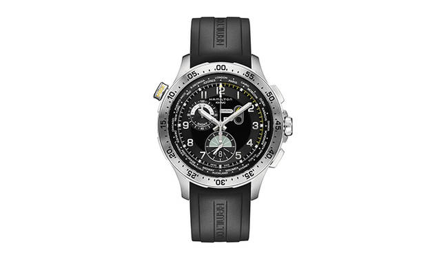 <strong>カーキ クロノ ワールドタイマー</strong><br />ケース｜ステンレススチール<br />直径｜45mm<br />ムーブメント｜クォーツ（Cal.H-41e.）<br />機能｜クロノグラフ（120分積算計）、ワールドタイマー、カウントダウンインデックスを刻んだ回転ベゼル（分針に合わせてカウントダウン計測が行える）、第2時間帯表示、日付表示<br />ストラップ｜ブラックラバー<br />防水｜10気圧<br />発売時期｜11月予定<br />価格｜15万9840円<br />