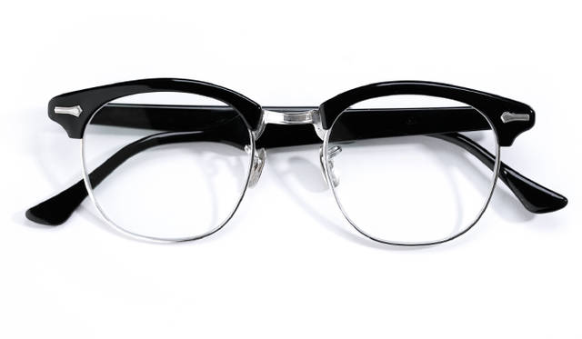 1920年代から'70年代のヴィンテージフレームを扱う「ザ・スペクタクル」は、アフターサービスやカスタマイズにも対応。写真は、1865年に設立された米国の「シューロン」社の眼鏡。金属のノーズパットと、耳に掛かる部分から大きくシェイプしたテンプルが特徴。アメリカ製。7万7760円（グローブスペックス エージェント Tel. 03-5459-8326）