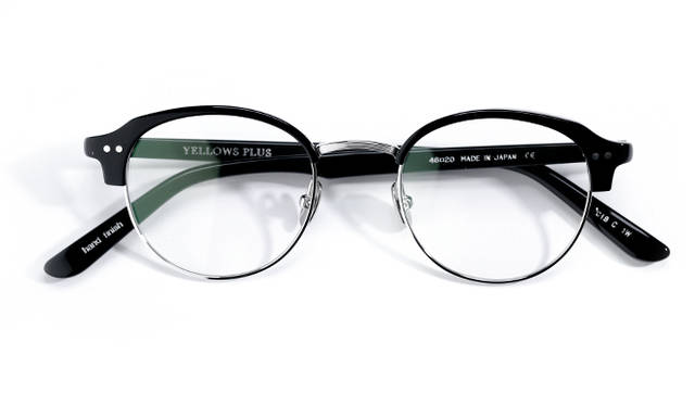 2001年に設立された「イエローズプラス」は、デザイナーの山岸稔明が手掛けるブランド。クラシックなデザインを現代的に昇華したアイウェアは、エルトン・ジョンやポール・マッカートニーも愛用する。写真のモデル「CIS」は、ラウンド型のフレームで、エレガントな雰囲気を放つ。日本製。3万240円（ザ・パークサイド・ルーム Tel. 0422-41-8978）