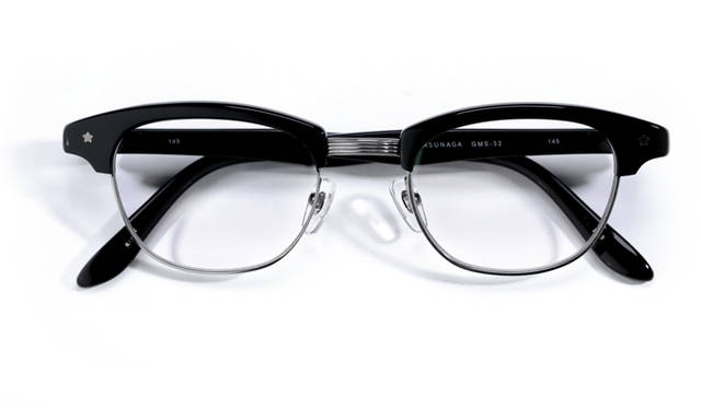 増永眼鏡として’70年代に発売していたものを現代に復刻。「マスナガ ジーエムエス」は、自社の歴史のなかで名作とされているモデルを下敷きに、あらたなアイテムを考案する。星のマークは、増永眼鏡が天皇献上するものにのみ付与したもので、歴史とモノづくりへのこだわりを標榜する。日本製。3万9960円（MASUNAGA1905 Tel. 03-3403-1905）