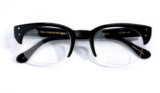 福井県鯖江市で生産される「オリバー ゴールドスミス」の「NSL3」は、このブランドのなかで唯一のブロウタイプ。厚みのあるフレームとブリッジがひと続きになった個性的な一本は、存在感のあるワイドなテンプルを備え、スーツなどフォーマルなコーディネートとの相性が良い。日本製。3万4560円（コンティニュエ Tel. 03-3792-8978）