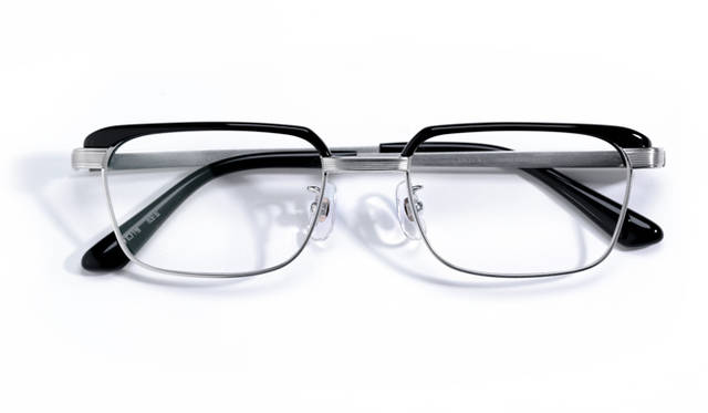 デザイナーの今泉悠が2009年に立ち上げた「アヤメ」。ブランド名は、今泉が生まれた茨城県潮来市を代表する花の菖蒲から付けられた。写真のモデル「CENTURY」は、スクエアな形の細身のフレーム。日本を代表する眼鏡の生産地、福井県鯖江市の職人が製作をおこなう。日本製。3万5640円（コンティニュエ Tel. 03-3792-8978）