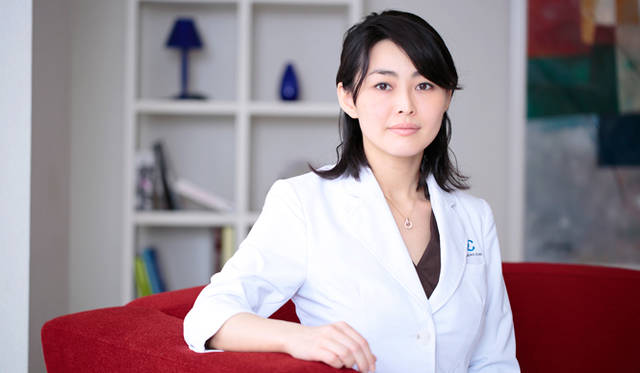 <strong>梶原朋恵氏</strong><br>皮膚科・美容皮膚科・美容内科を担当。