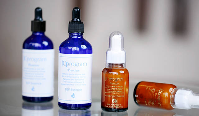 クリニックでもリピーター多数のシミ対策用高浸透VC美容液『ナノブライトエッセンス』（右）や3種の成長因子入りのエイジングケア『3GFエッセンス』（左）の他、クレンジングも人気。
