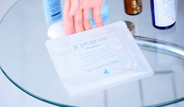 美容液1本分のうるおいで肌を贅沢に満たす『3GFエッセンスマスク』。この商品のブレイクがきっかけで、『3GFエッセンス』が開発されることに。ともに、内側から弾むようなふっくらと若々しい肌へ導く。