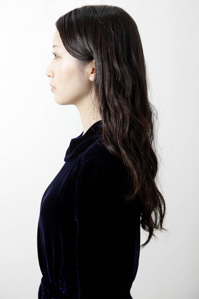 <strong>久保田沙耶｜KUBOTA Saya</strong><br>アーティスト。1987年、茨城県生まれ。幼少期を香港ですごす。筑波大学芸術専門学群卒業。現在、東京藝術大学大学院美術研究科 博士後期課程美術専攻油画研究領域在学中。日々の何気ない光景や人との出会いによって生まれる記憶と言葉、それらを組み合わせることで生まれるあたらしいイメージやかたちを作品の重要な要素としている。焦がしたトレーシングペーパーを何層も重ね合わせた平面作品や、遺物と装飾品を接合させた立体作品、さらには独自の装置を用いたインスタレーションなど、数種類のメディアを使い分け、ときに掛け合わせることで制作を続ける。プロジェクト「漂流郵便局」（瀬戸内国際芸術祭2013）など、グループ展多数参加。<br>http://sayakubota.com<br>