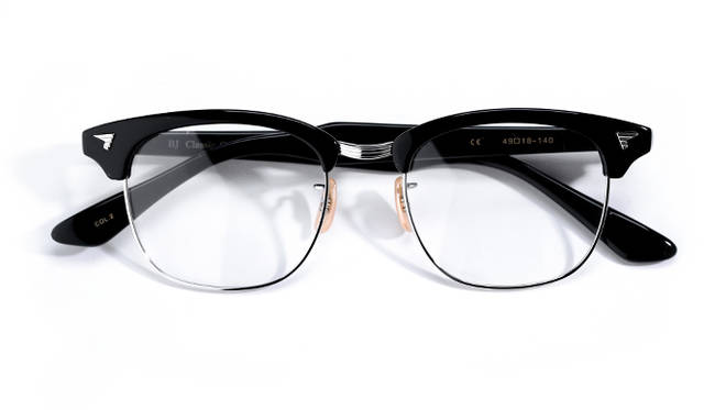 ブロウ型眼鏡の代名詞である、1950年代に「アメリカン オプティカル」社が開発した「サーモント ブロウ」。日本のブランド「ビ―ジェイクラシック」はその商標を買い取り、現代に復刻した。鼻パッドやカシメまで、ディテールをそのままに具現化したモデル。3万240円（オプティシァン ロイド Tel. 03-3423-0505）