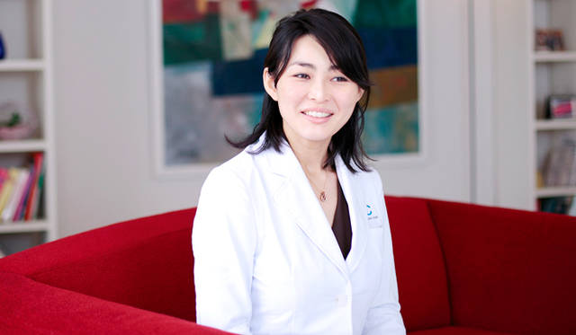 <strong>梶原朋恵氏</strong><br>自身もJCprogramの愛用者で、キメの細かい美肌の持ち主。