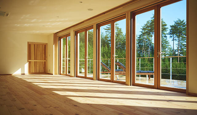 建物の外壁や内装、家具に池田町産のアカマツや長野県産のスギなどを使用。室内にいながらも、まるで自然とつながっているかのよう。